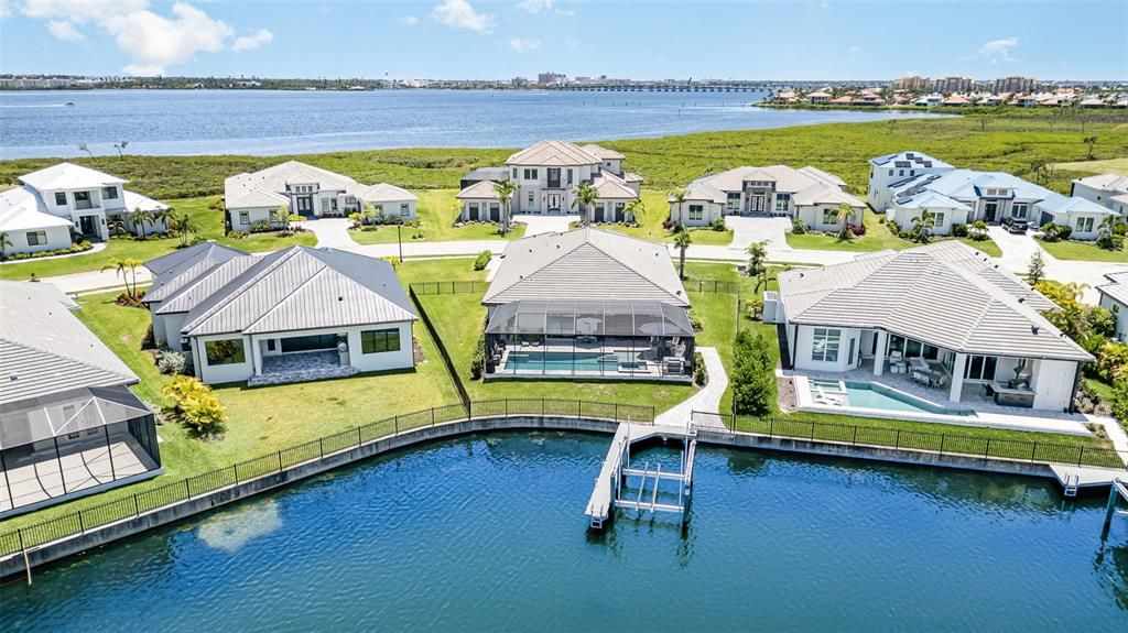 合同活跃: $1,675,000 (4 贝兹, 3 浴室, 3056 平方英尺)