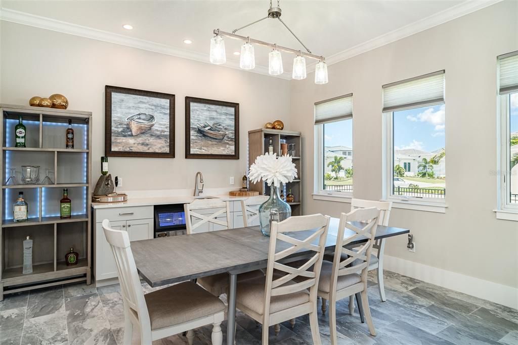 合同活跃: $1,675,000 (4 贝兹, 3 浴室, 3056 平方英尺)