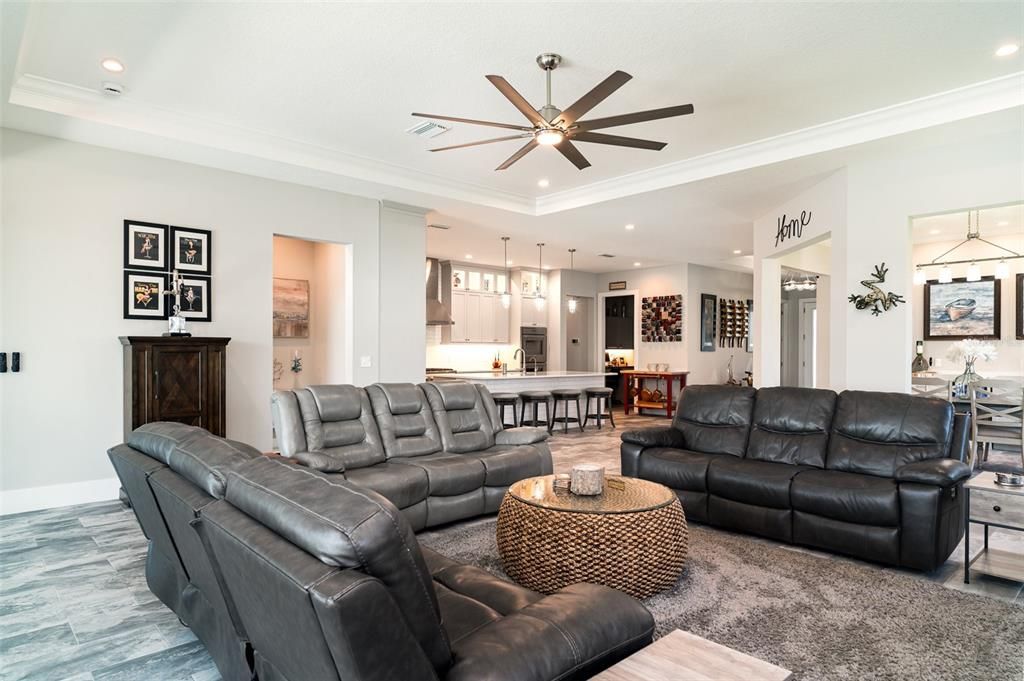 合同活跃: $1,675,000 (4 贝兹, 3 浴室, 3056 平方英尺)