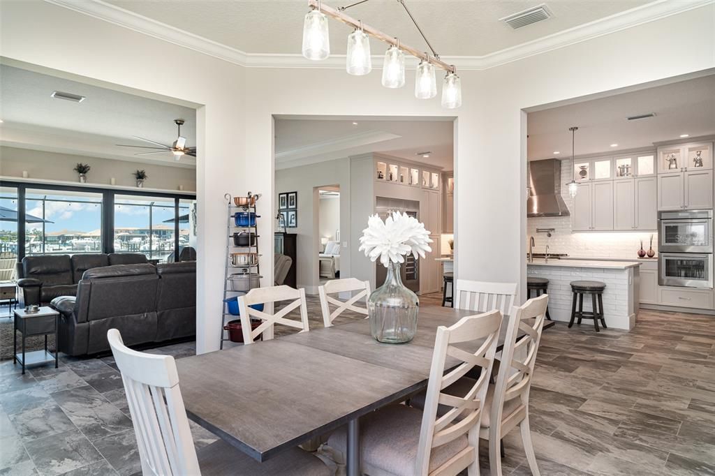 合同活跃: $1,675,000 (4 贝兹, 3 浴室, 3056 平方英尺)