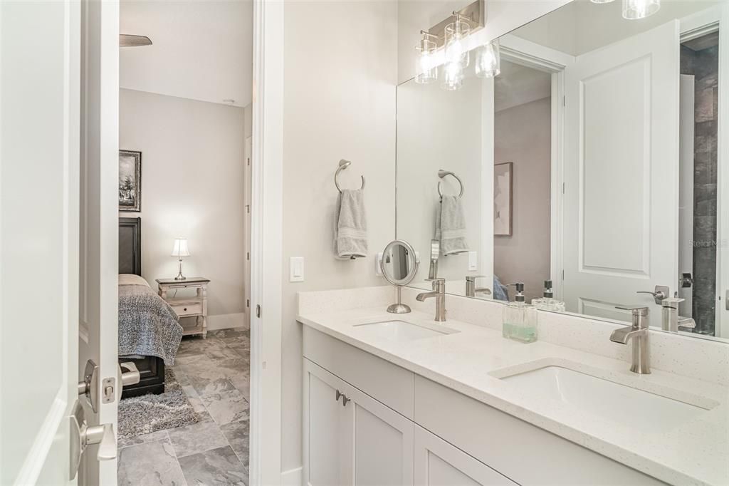 合同活跃: $1,675,000 (4 贝兹, 3 浴室, 3056 平方英尺)