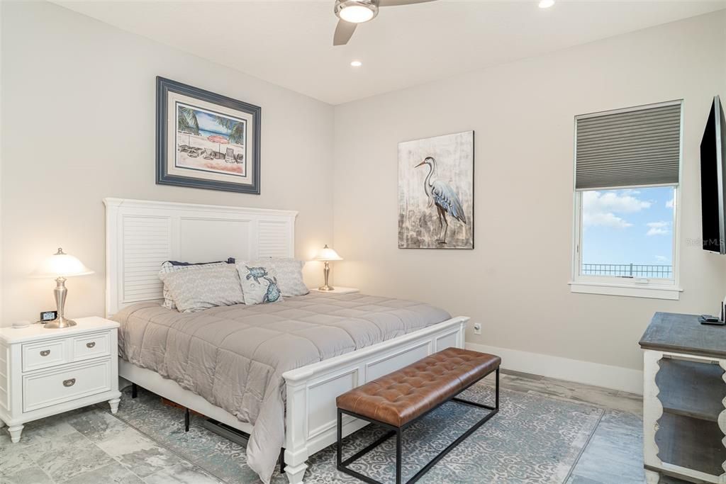 合同活跃: $1,675,000 (4 贝兹, 3 浴室, 3056 平方英尺)