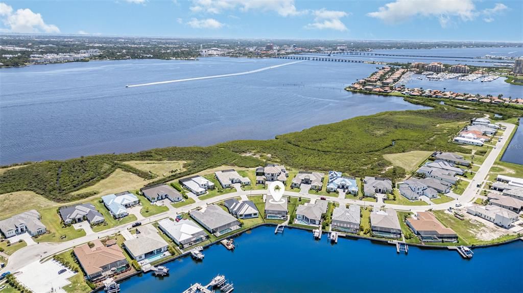 合同活跃: $1,675,000 (4 贝兹, 3 浴室, 3056 平方英尺)