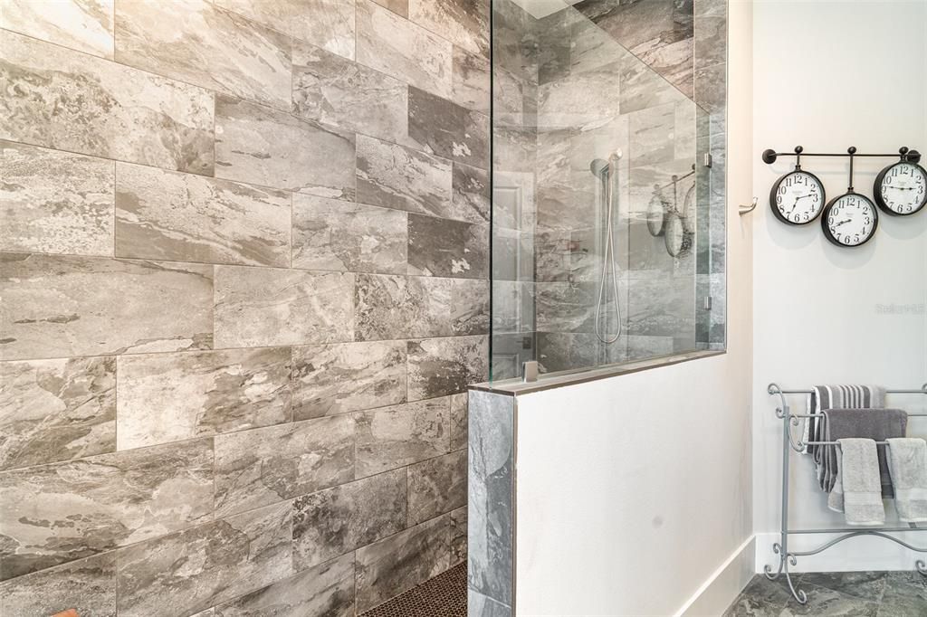 合同活跃: $1,675,000 (4 贝兹, 3 浴室, 3056 平方英尺)