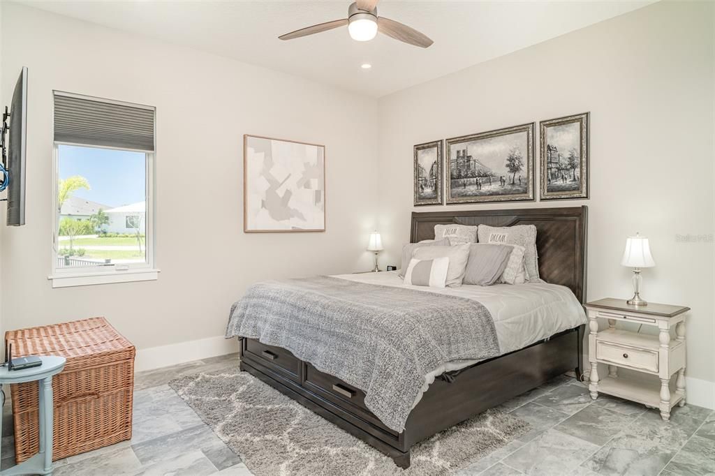 合同活跃: $1,675,000 (4 贝兹, 3 浴室, 3056 平方英尺)