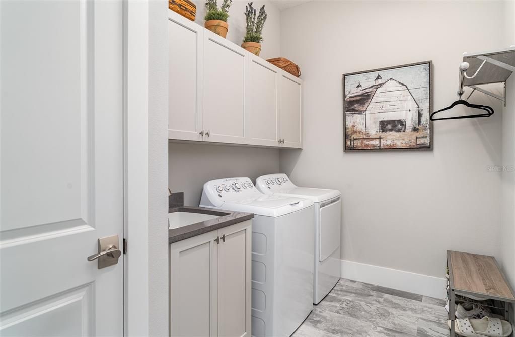 合同活跃: $1,675,000 (4 贝兹, 3 浴室, 3056 平方英尺)