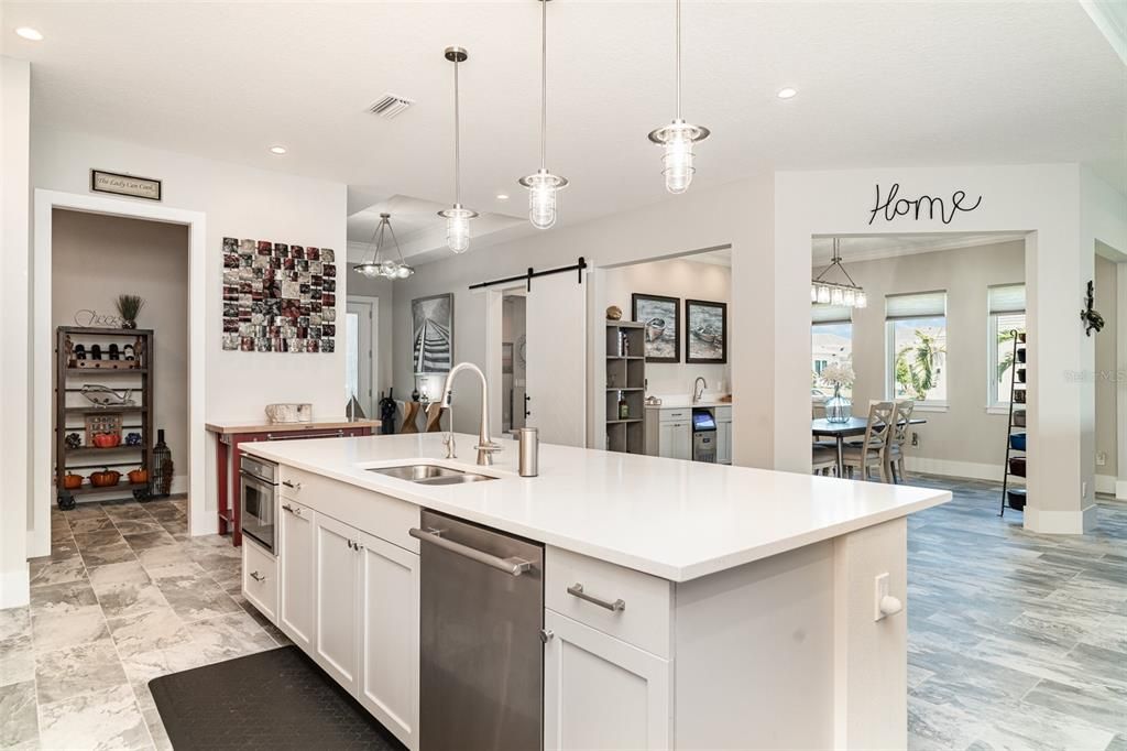 合同活跃: $1,675,000 (4 贝兹, 3 浴室, 3056 平方英尺)