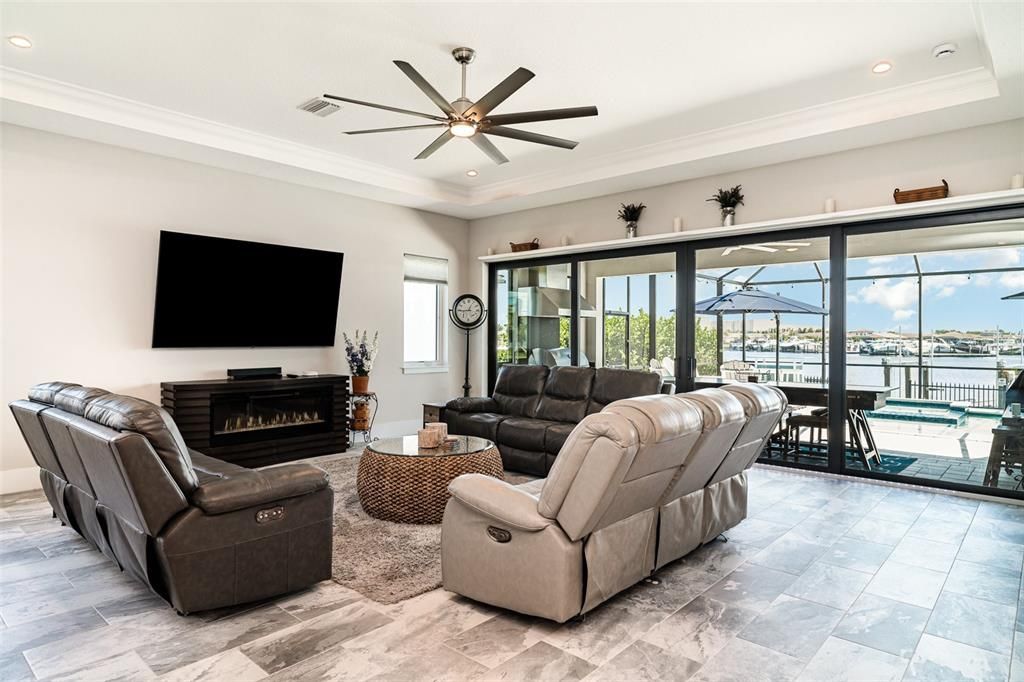 合同活跃: $1,675,000 (4 贝兹, 3 浴室, 3056 平方英尺)