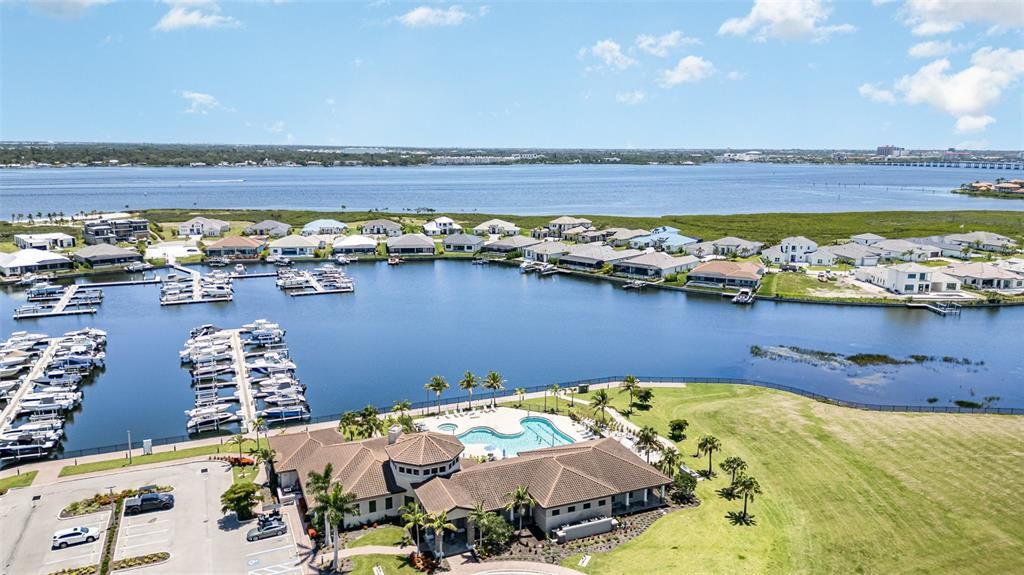 合同活跃: $1,675,000 (4 贝兹, 3 浴室, 3056 平方英尺)