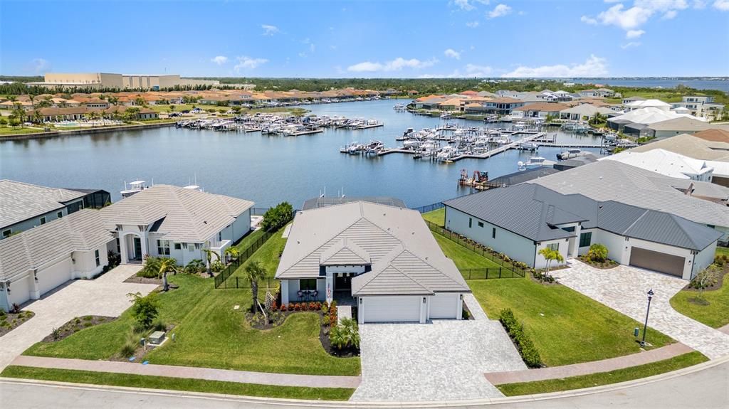 合同活跃: $1,675,000 (4 贝兹, 3 浴室, 3056 平方英尺)