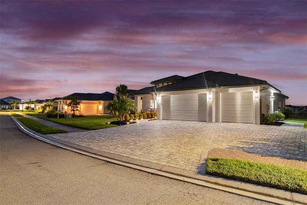 合同活跃: $1,675,000 (4 贝兹, 3 浴室, 3056 平方英尺)