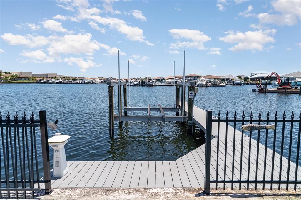 合同活跃: $1,675,000 (4 贝兹, 3 浴室, 3056 平方英尺)