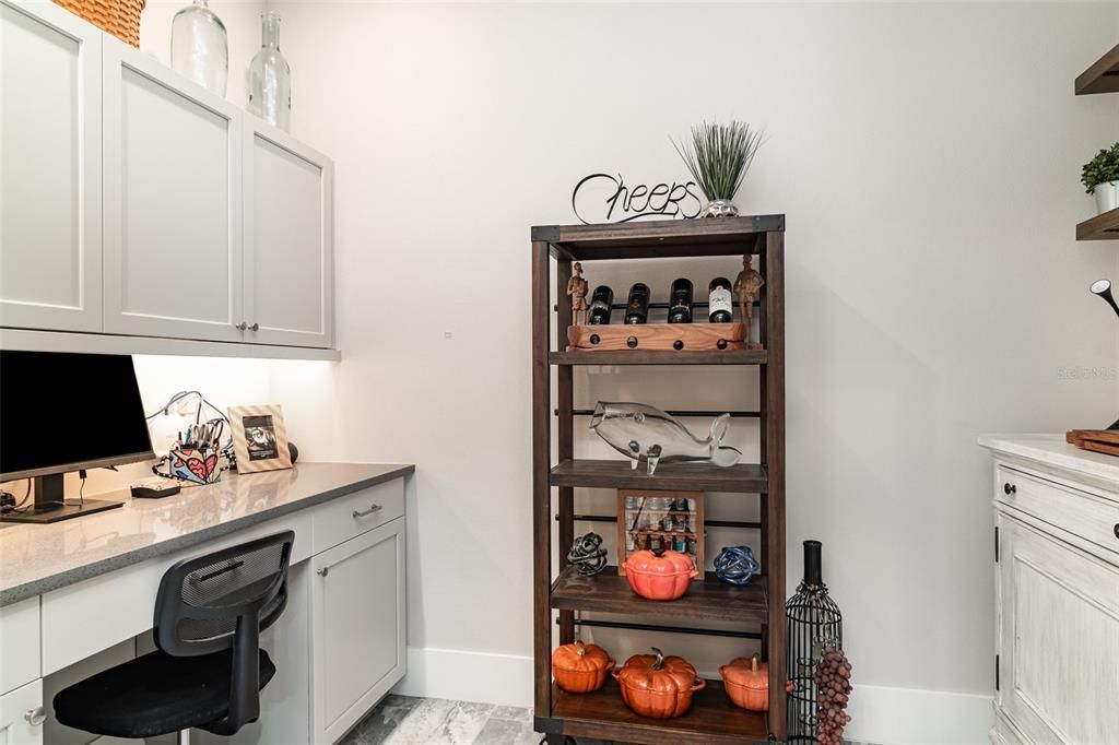 合同活跃: $1,675,000 (4 贝兹, 3 浴室, 3056 平方英尺)