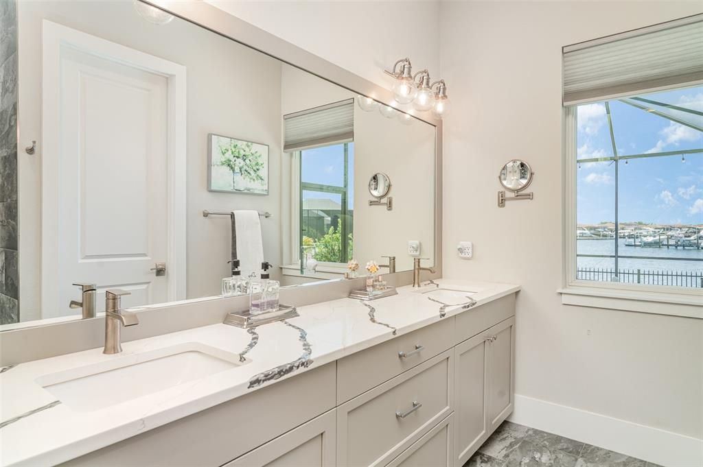 合同活跃: $1,675,000 (4 贝兹, 3 浴室, 3056 平方英尺)