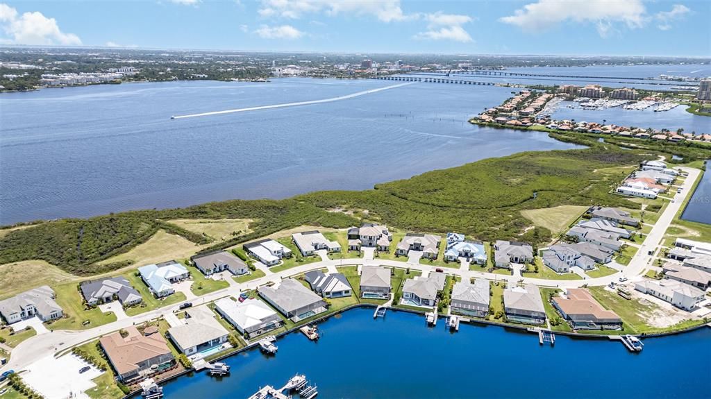 合同活跃: $1,675,000 (4 贝兹, 3 浴室, 3056 平方英尺)