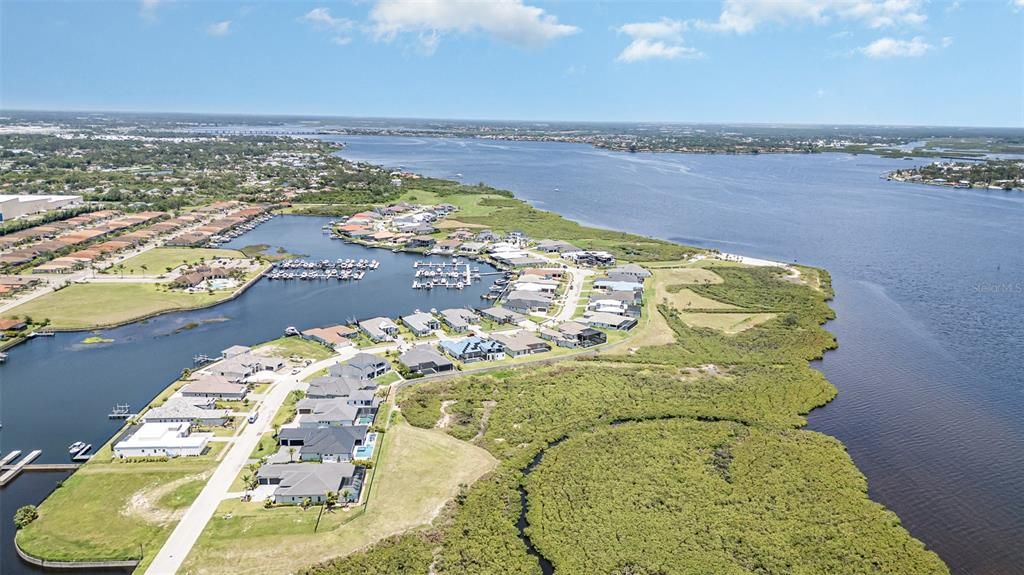 合同活跃: $1,675,000 (4 贝兹, 3 浴室, 3056 平方英尺)