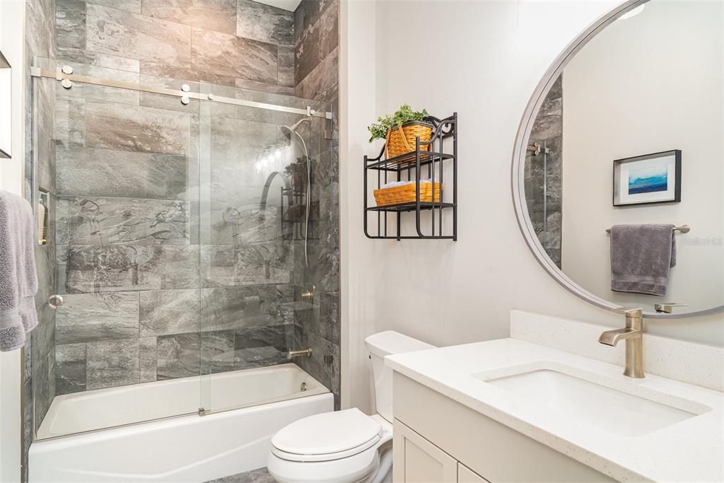 合同活跃: $1,675,000 (4 贝兹, 3 浴室, 3056 平方英尺)