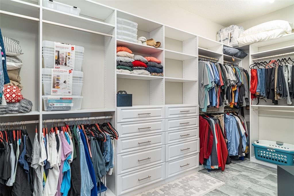 合同活跃: $1,675,000 (4 贝兹, 3 浴室, 3056 平方英尺)