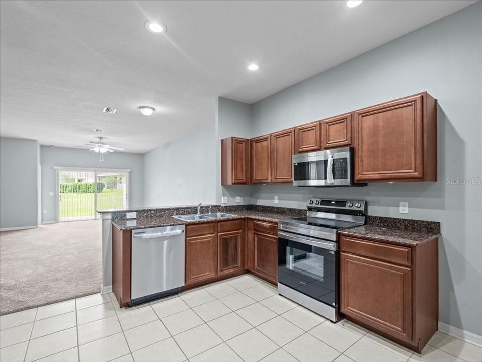 合同活跃: $239,500 (3 贝兹, 2 浴室, 1607 平方英尺)