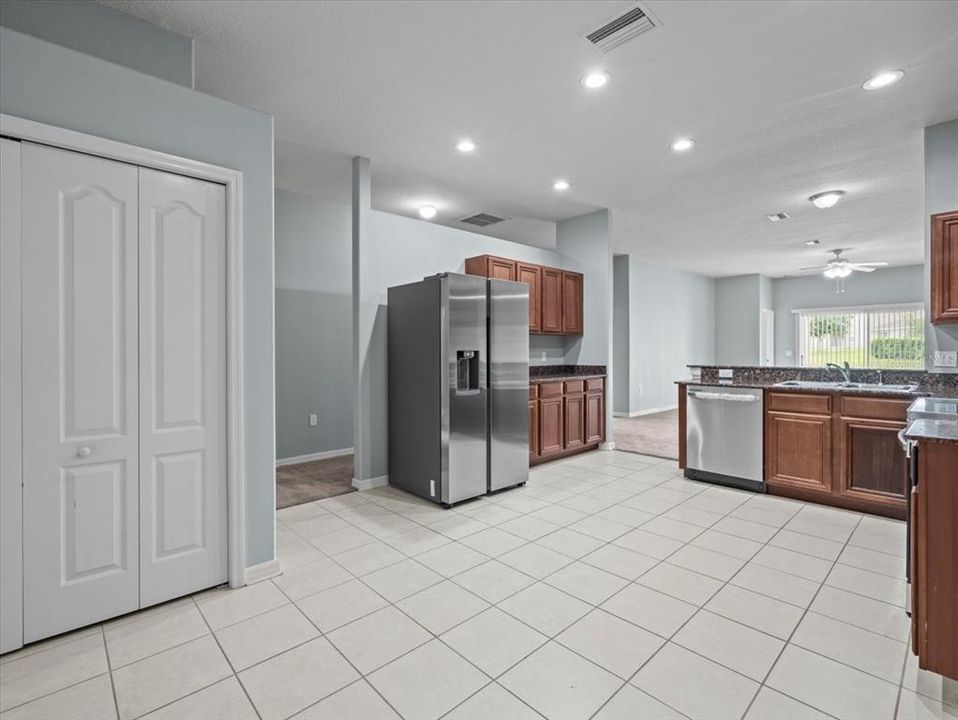 合同活跃: $239,500 (3 贝兹, 2 浴室, 1607 平方英尺)