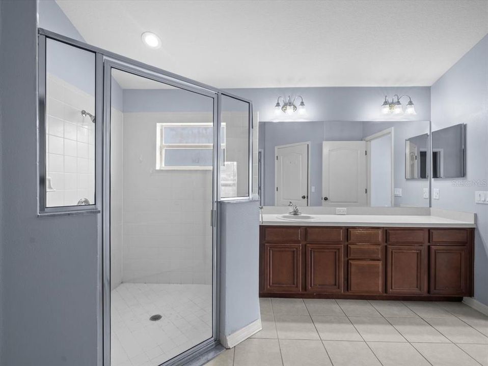 合同活跃: $239,500 (3 贝兹, 2 浴室, 1607 平方英尺)