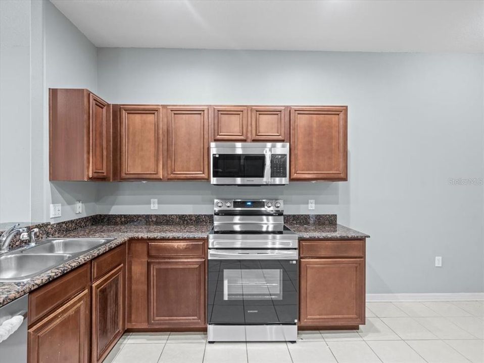 合同活跃: $239,500 (3 贝兹, 2 浴室, 1607 平方英尺)