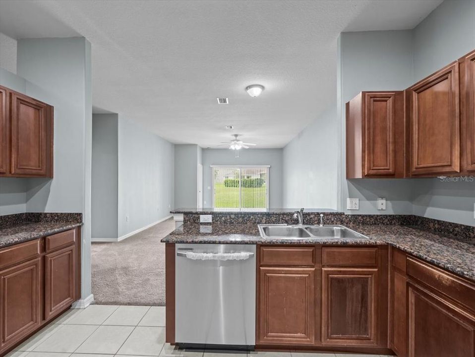 合同活跃: $239,500 (3 贝兹, 2 浴室, 1607 平方英尺)