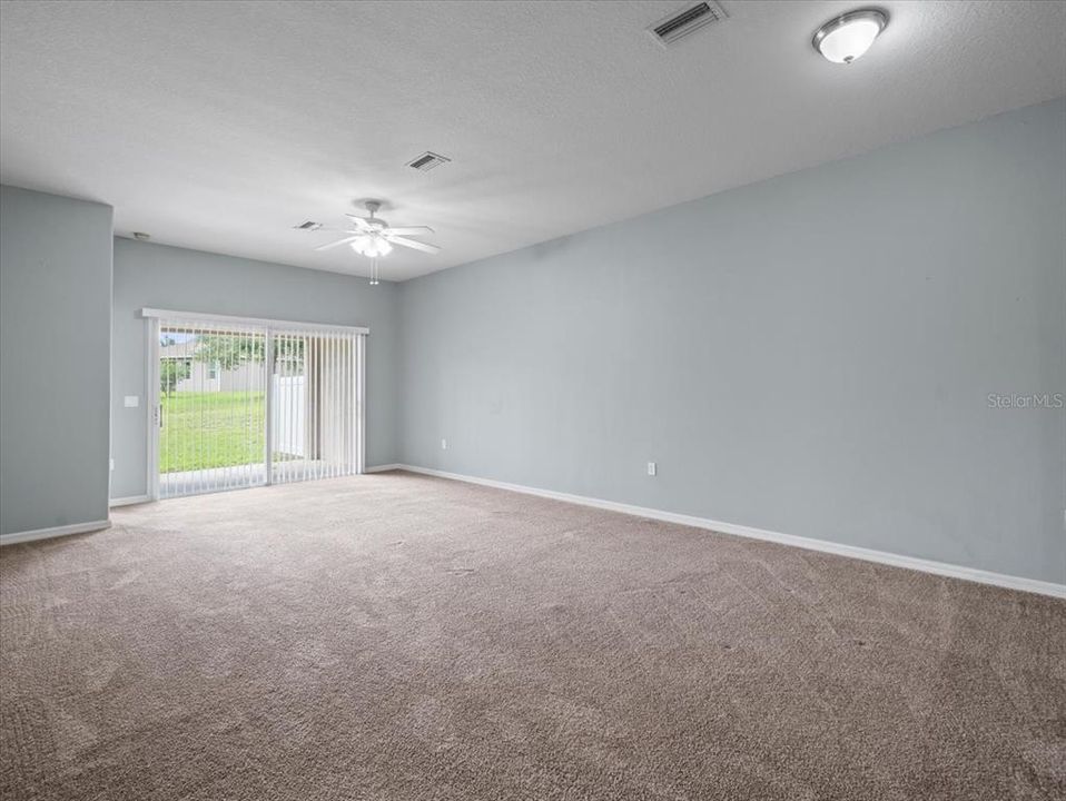 合同活跃: $239,500 (3 贝兹, 2 浴室, 1607 平方英尺)