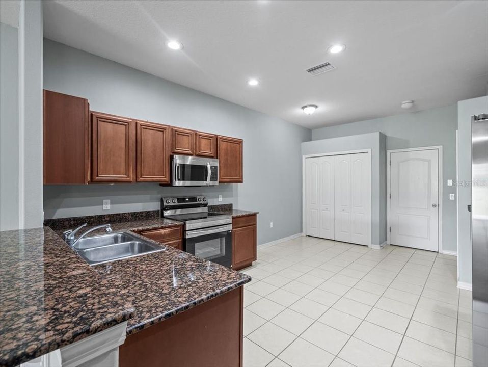 合同活跃: $239,500 (3 贝兹, 2 浴室, 1607 平方英尺)