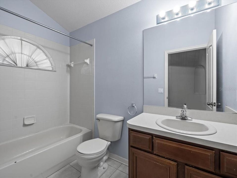 合同活跃: $239,500 (3 贝兹, 2 浴室, 1607 平方英尺)