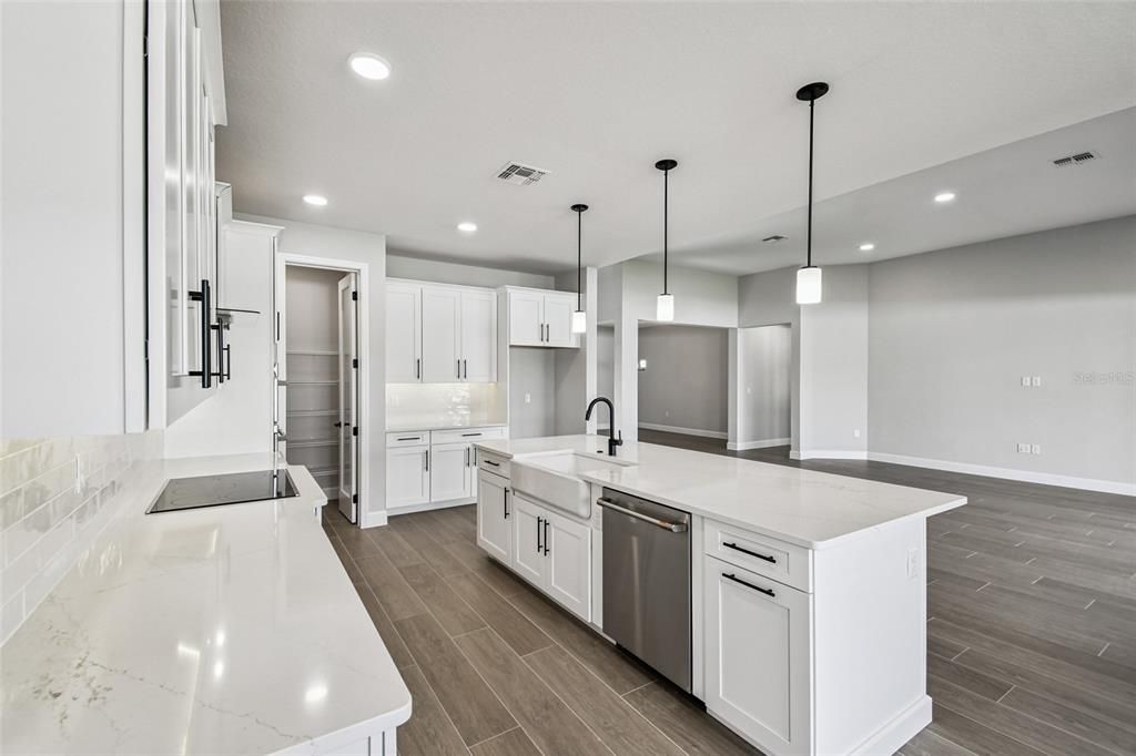 En Venta: $1,001,990 (5 camas, 4 baños, 4076 Pies cuadrados)