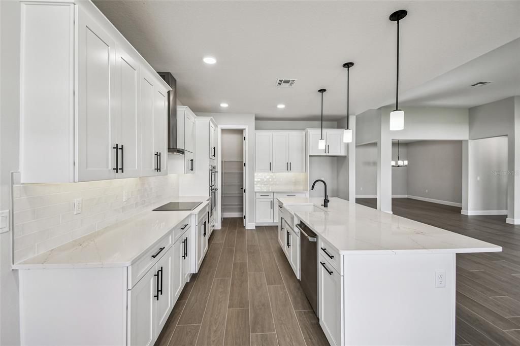 En Venta: $1,001,990 (5 camas, 4 baños, 4076 Pies cuadrados)