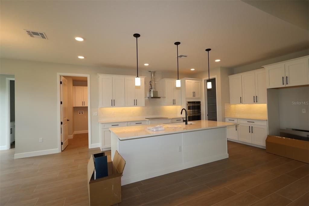 En Venta: $1,001,990 (5 camas, 4 baños, 4076 Pies cuadrados)