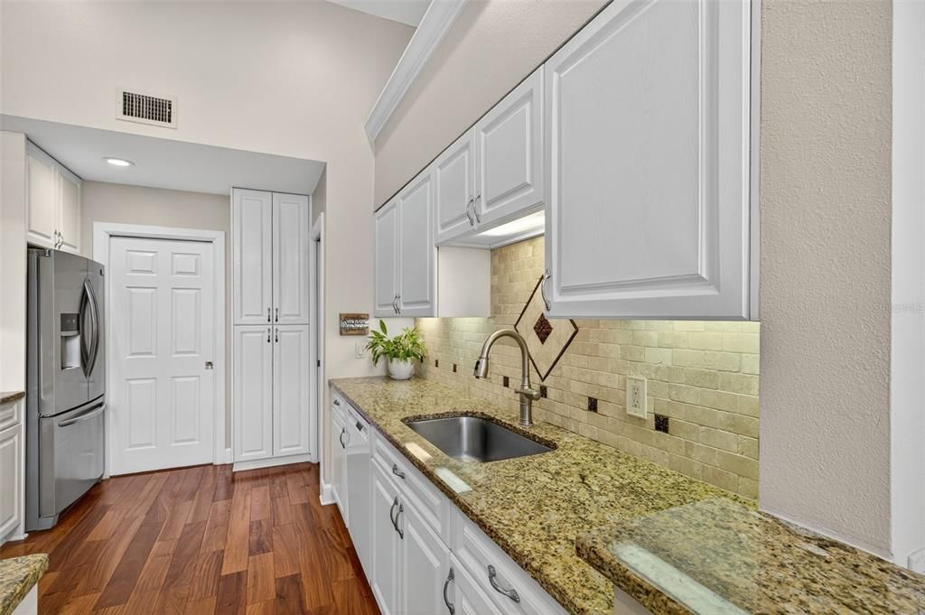 Под контрактом: $1,050,000 (3 спален, 3 ванн, 2675 Квадратных фут)