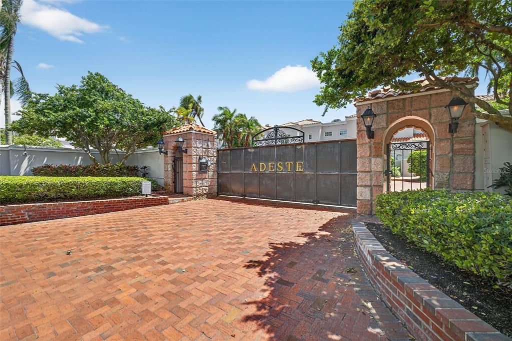 Под контрактом: $1,050,000 (3 спален, 3 ванн, 2675 Квадратных фут)