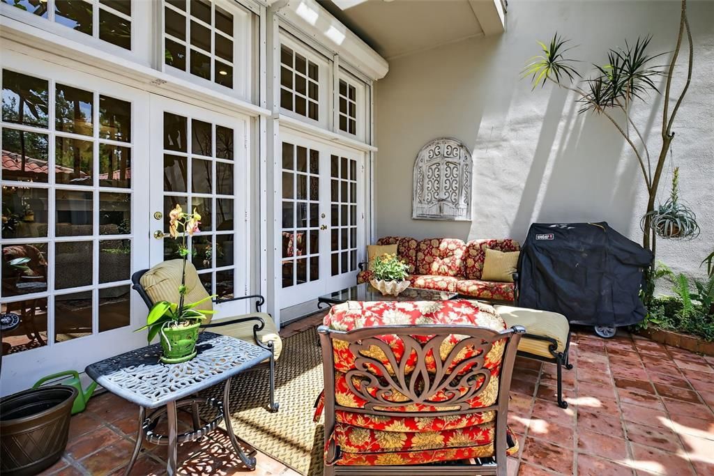 Под контрактом: $1,050,000 (3 спален, 3 ванн, 2675 Квадратных фут)