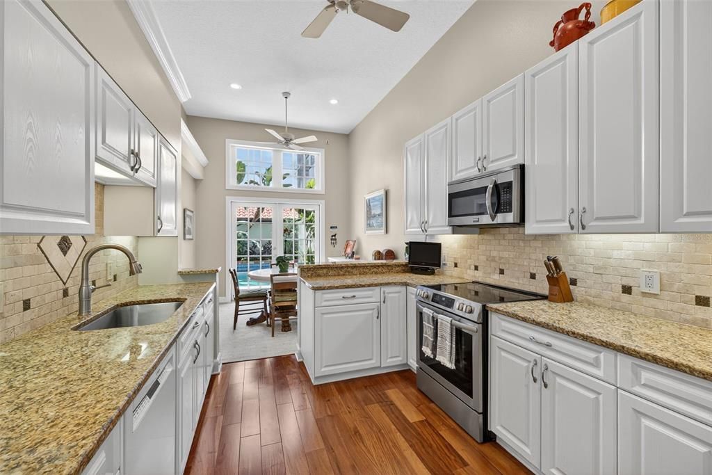 Под контрактом: $1,050,000 (3 спален, 3 ванн, 2675 Квадратных фут)