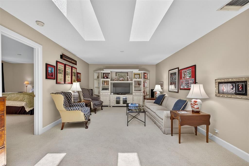 Под контрактом: $1,050,000 (3 спален, 3 ванн, 2675 Квадратных фут)