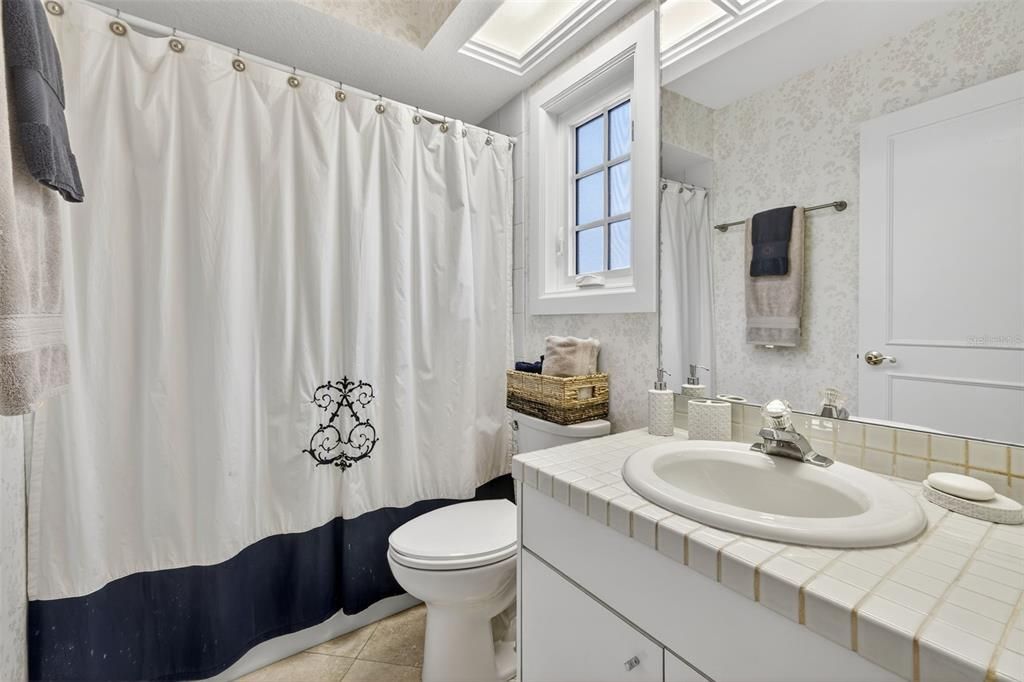 Под контрактом: $1,050,000 (3 спален, 3 ванн, 2675 Квадратных фут)