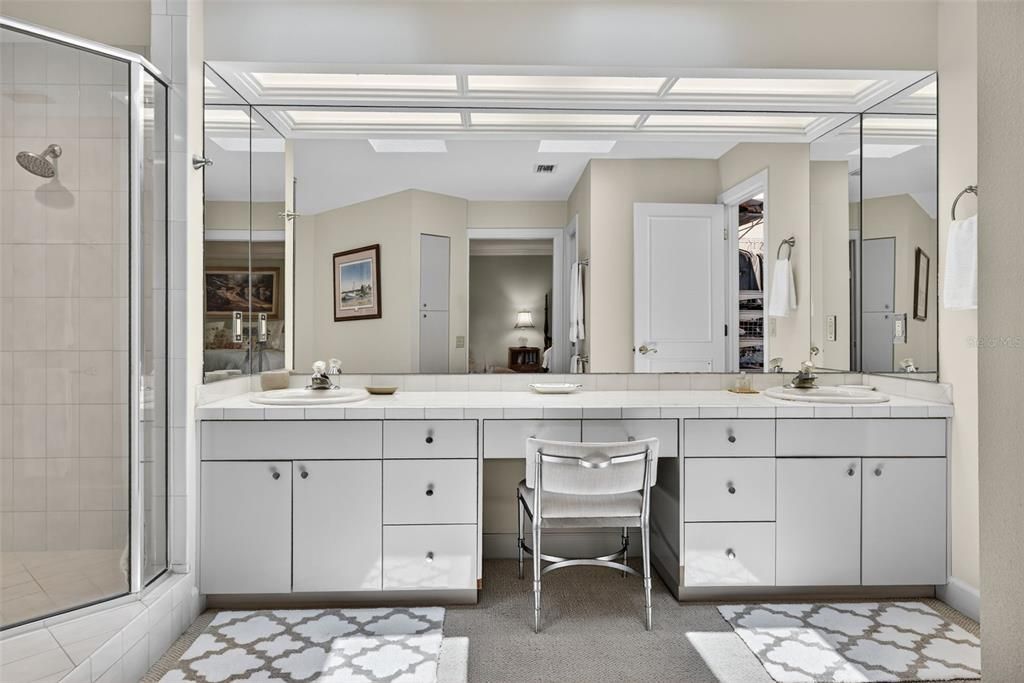 Под контрактом: $1,050,000 (3 спален, 3 ванн, 2675 Квадратных фут)