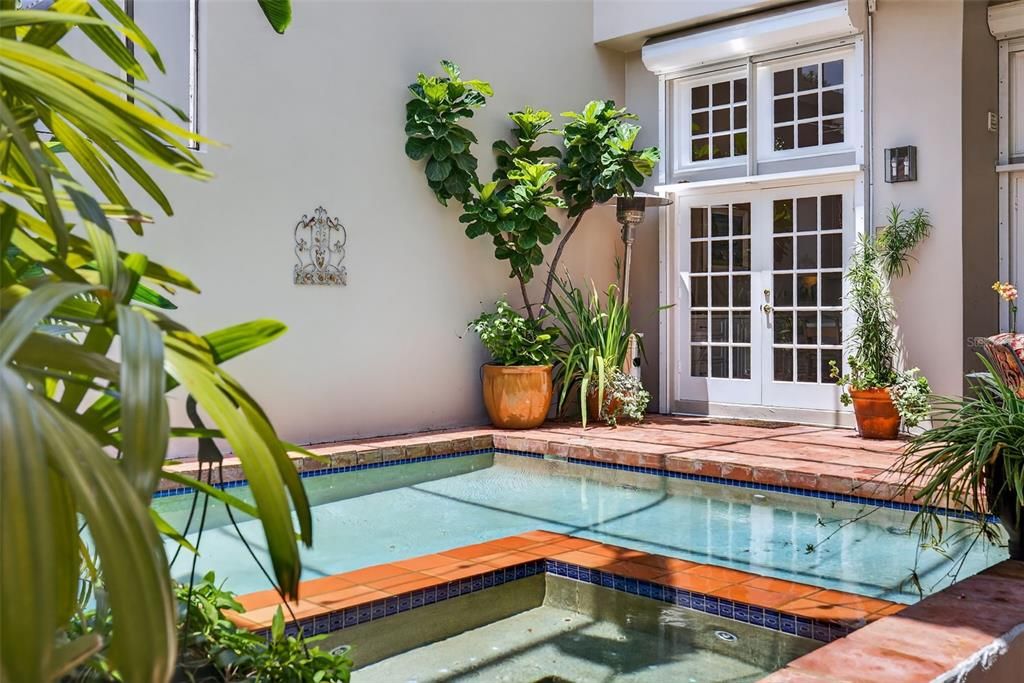 Под контрактом: $1,050,000 (3 спален, 3 ванн, 2675 Квадратных фут)