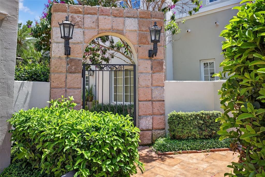 Под контрактом: $1,050,000 (3 спален, 3 ванн, 2675 Квадратных фут)