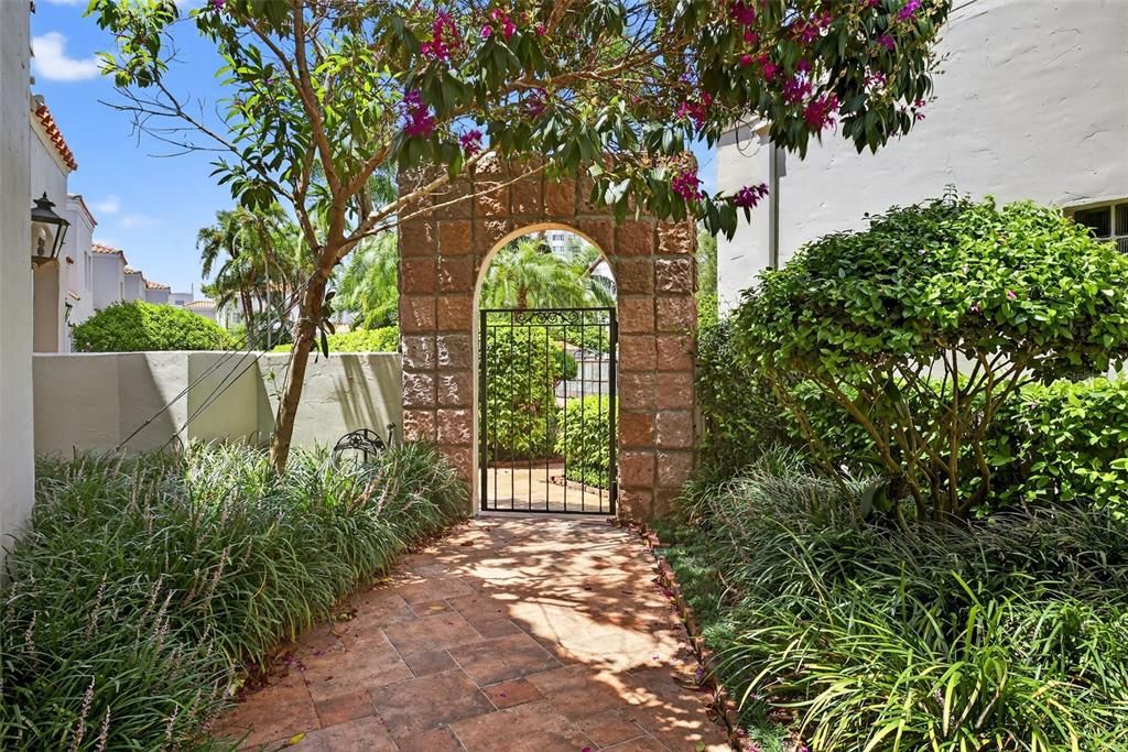 Под контрактом: $1,050,000 (3 спален, 3 ванн, 2675 Квадратных фут)