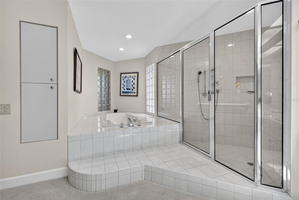 Под контрактом: $1,050,000 (3 спален, 3 ванн, 2675 Квадратных фут)