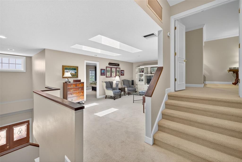 Под контрактом: $1,050,000 (3 спален, 3 ванн, 2675 Квадратных фут)