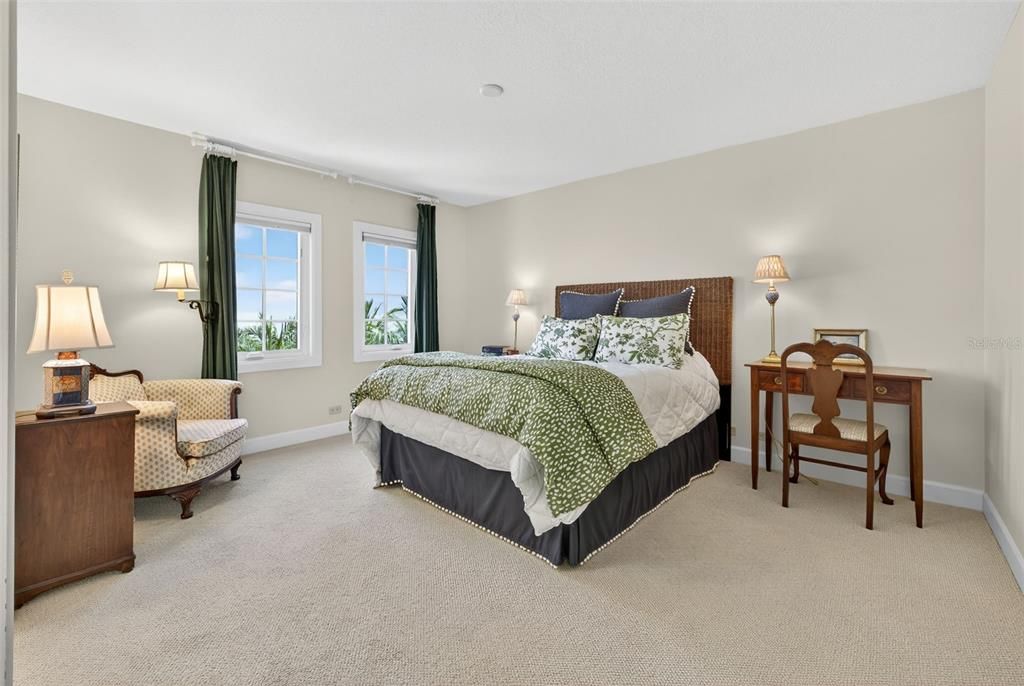 Под контрактом: $1,050,000 (3 спален, 3 ванн, 2675 Квадратных фут)