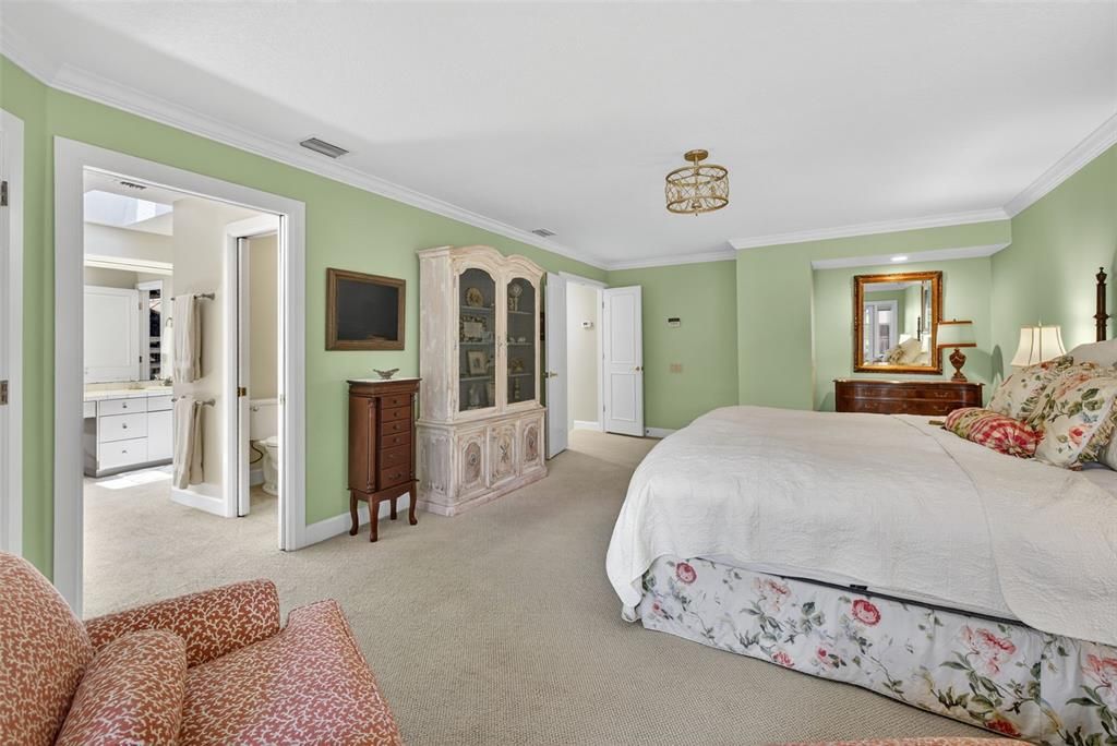 Под контрактом: $1,050,000 (3 спален, 3 ванн, 2675 Квадратных фут)