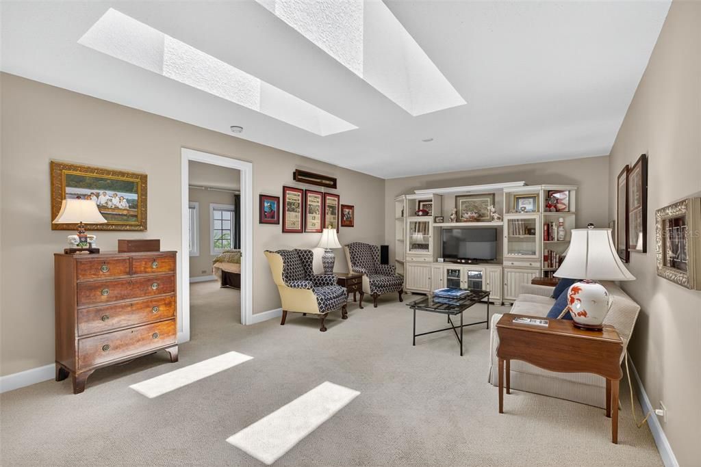 Под контрактом: $1,050,000 (3 спален, 3 ванн, 2675 Квадратных фут)