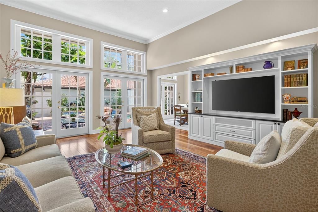 Под контрактом: $1,050,000 (3 спален, 3 ванн, 2675 Квадратных фут)