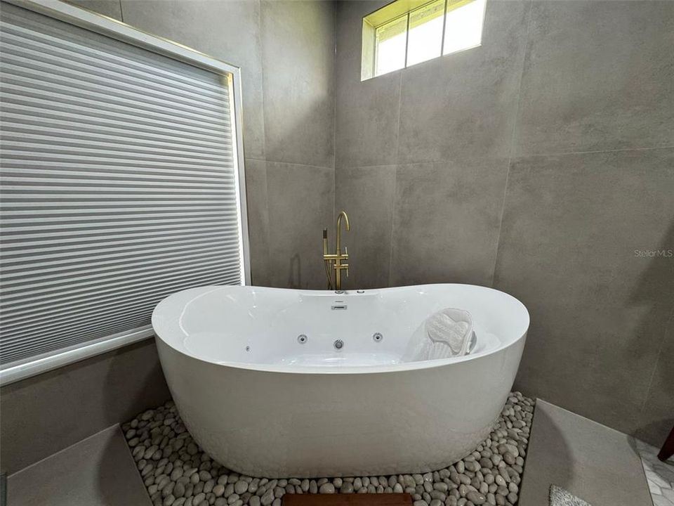 Active With Contract: $999,000 (4 beds, 3 baths, 2770 Square Feet)